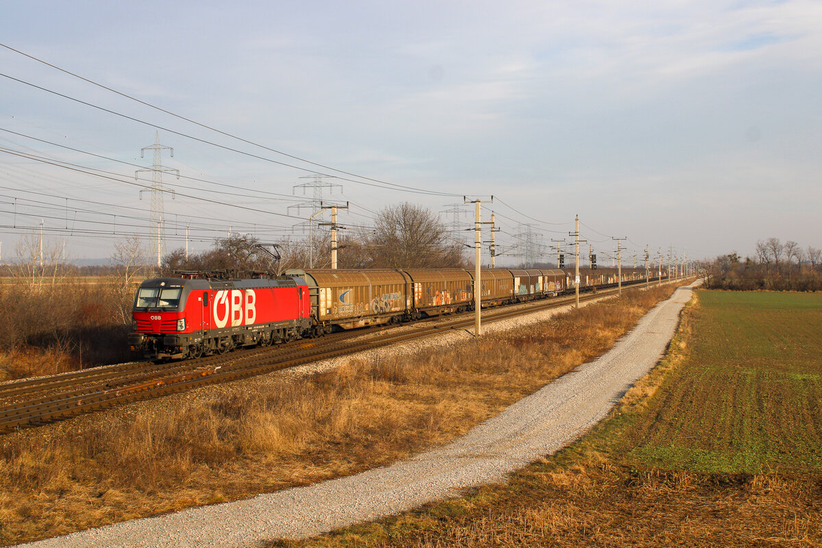 Eine 1293 fährt mit Ihrem GZ von Ungarn nach Wien ZVBF am 16. Jänner 2022. 

Canon EOS 2000D 
1/640
F/8.1
ISO 200
33mm