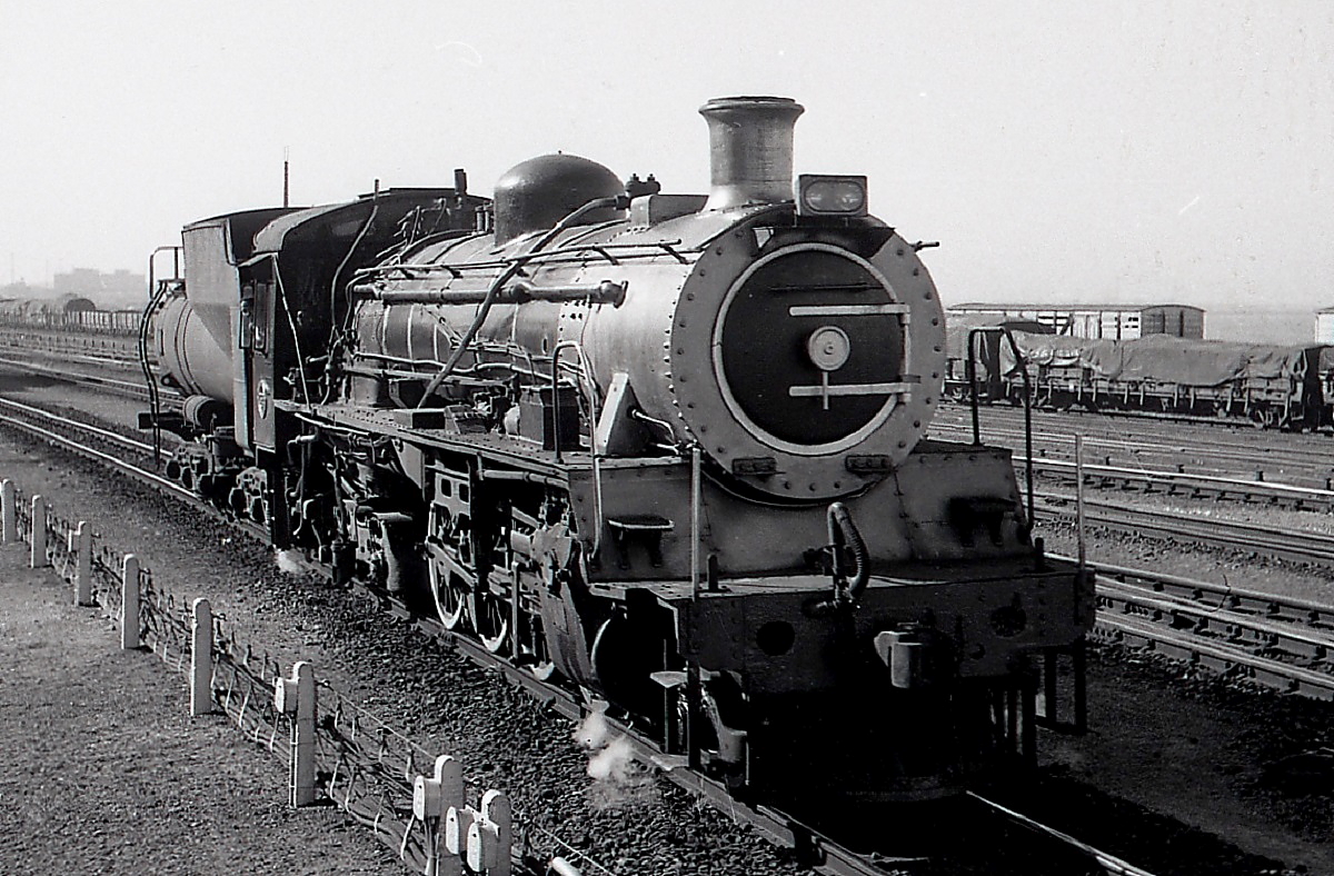 Eine 12AR der SAR (South African Railways) rangiert im November 1976 in Port Elizabeth. Trotz fortschreitender Elektrifizierung und Verdieselung waren Dampflokomotiven an vielen Orten damals noch unentbehrlich.