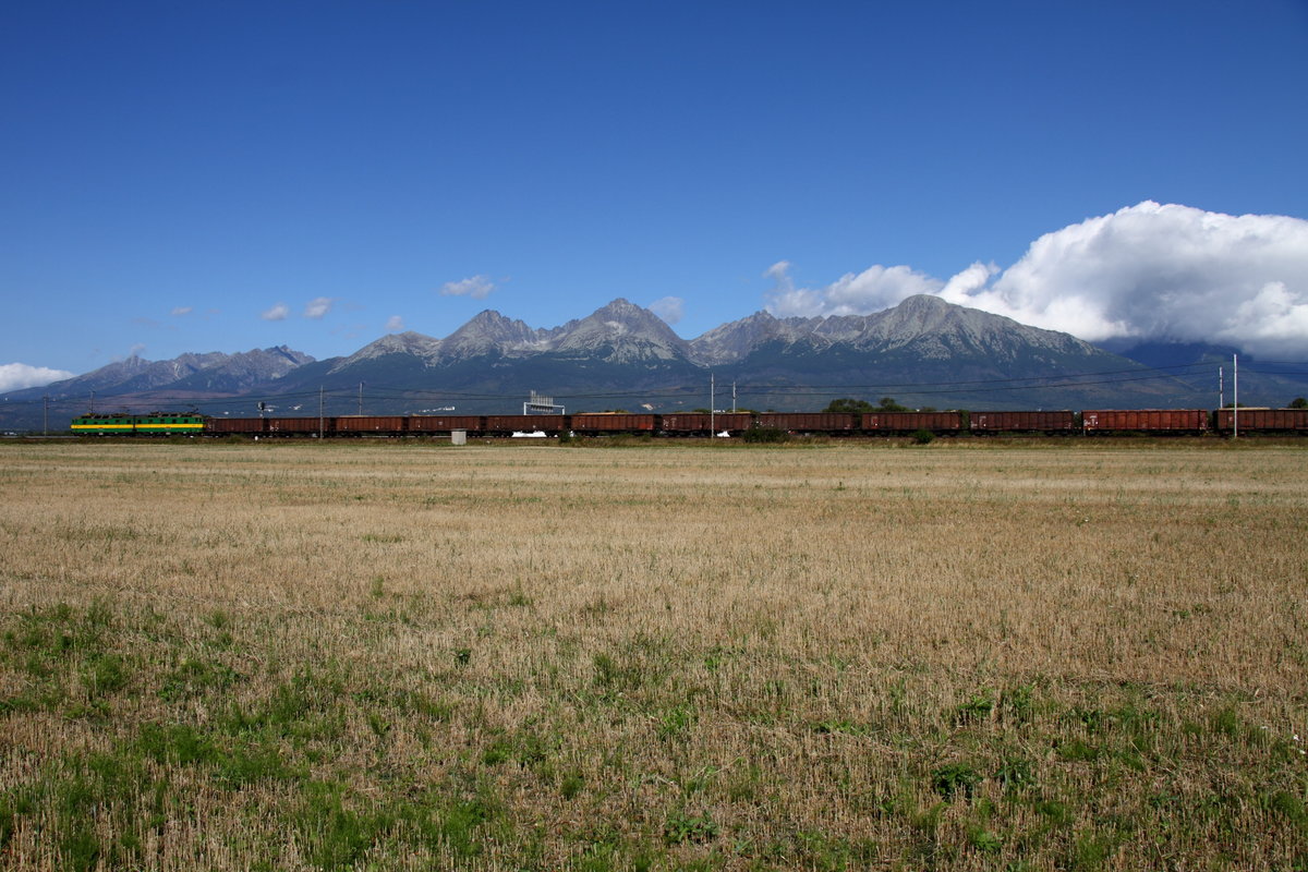 Eine 131 zieht einen langen Zug von Poprad in Richtung Zilina. am 8.9.17 ist schönes Wetter und die Hohe Tatra gibt einen tollen Hintergrund.