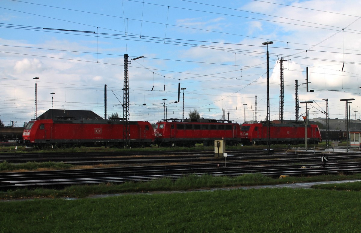 Eine 139er zwischen zwei modernen Nachfolgerinnen: Am regnerischen 10.10.2013 standen 185 066-8, 139 132-5 und 185 345-6 zusammen auf dem Bh Offenburg und warteten auf ihre nchsten Einstze.