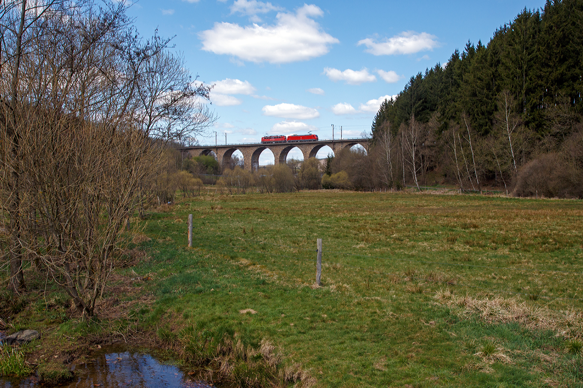 
Eine 140er und eine 145er der Schenker Rail Deutschland AG  fahren gemeinsam als Lokzug am 18.04.2015 über den Rudersdorfer Viadukt in Richtung Siegen.