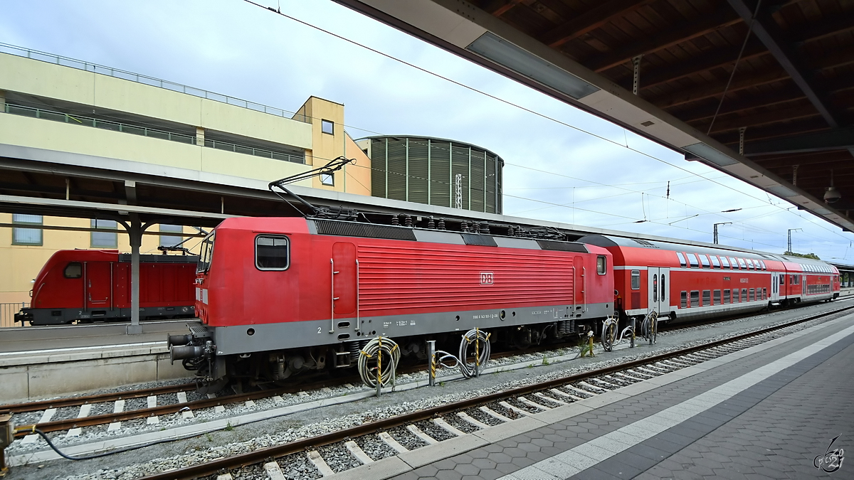 Eine von 143 193-1 geschobene Doppelstockeinheit der DB Regio warten auf die Abfahrt. (Stralsund, August 2021)