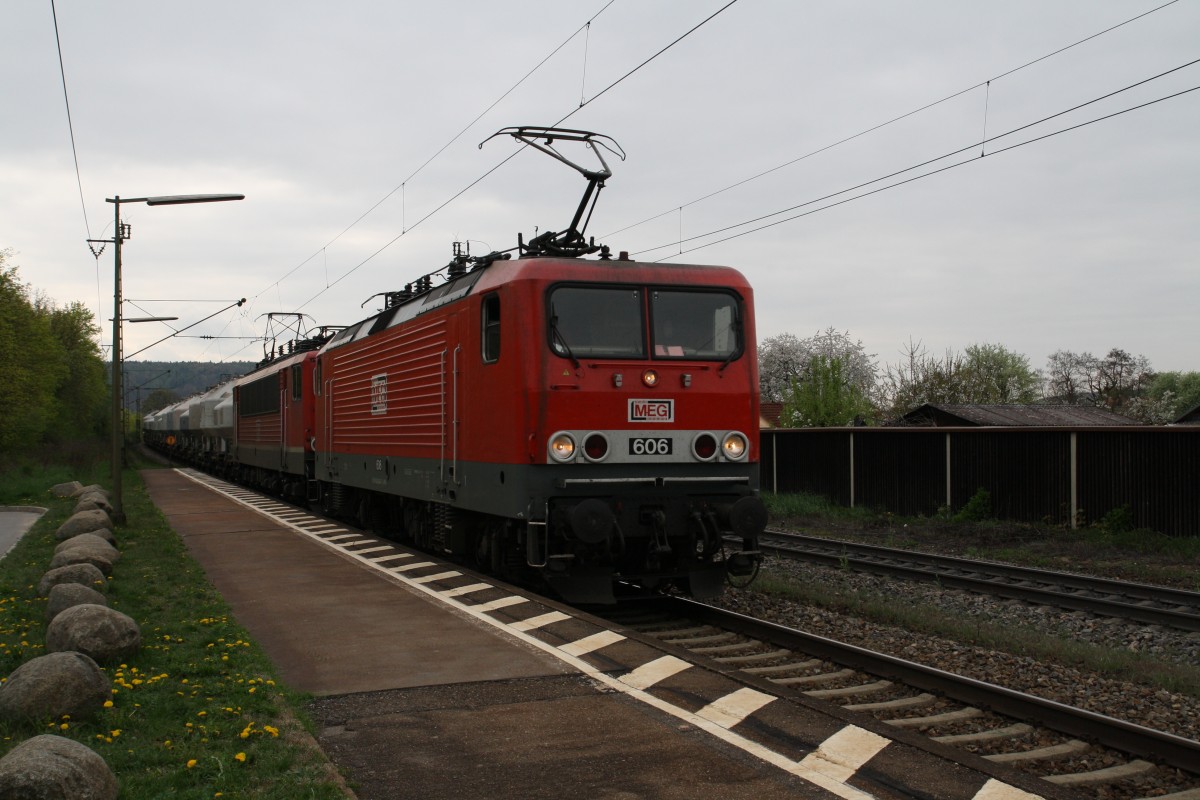 Eine 143 864-7 (606) und 155 195-1 (704) von MEG sind am 11.4.2014 mit einem Zementzug Richtung Passau unterwegs. Hier bei der Durchfahrt in Regensburg-Prüfening.