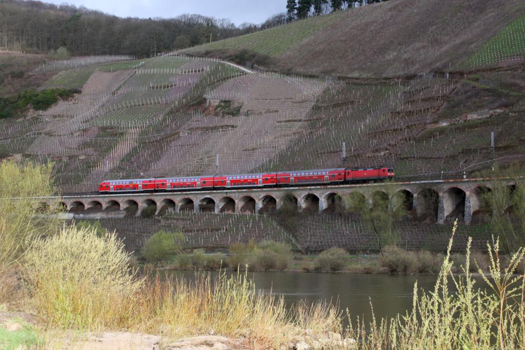 Eine 143 fhrt am 4.4.2010 mit einem Doppelstockzug als RE gegenber der 
Ortschaft Pnderich an der Mosel ber den Pndericher Viadukt in Richtung 
Cochem / Koblenz.