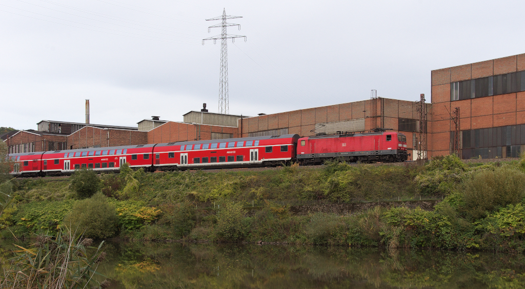 Eine 143er bringt ihren Regionalexpress aus Koblenz nach Saarbrcken.
Zwischen Bous und Vlklingen verluft die Saartalstrecke parallel zum Werksgelnde der Saarstahl.
21.10.2013 - Bahnstrecke 3230 Saarbrcken - Karthaus 