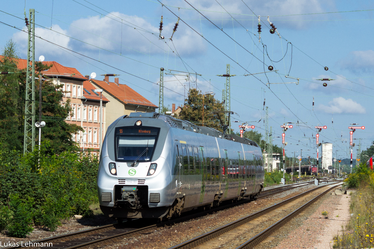 Eine 1442 101 auch S5 gennant fährt in den Altenburger Bahnhof ein, 08.09.2015