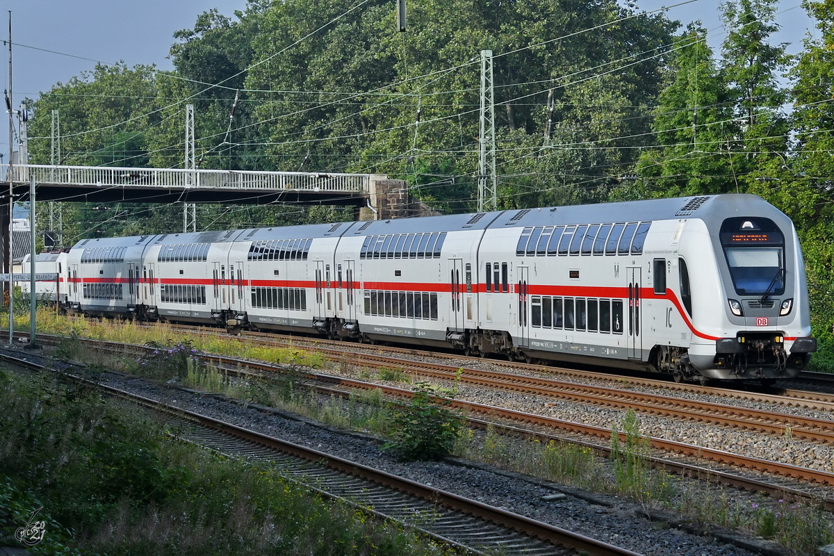 Eine von 146 553-3 geschobene IC2-Doppelstockeinheit ist hier Mitte September 2021 bei der Durchfahrt in Wuppertal-Unterbarmen zu sehen.