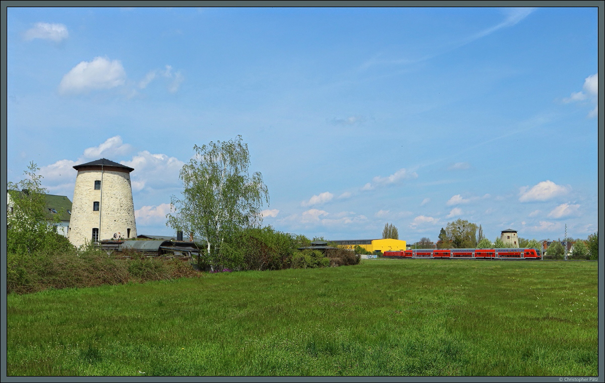 Eine 146 passiert am 08.05.2021 mit dem RE 30 nach Halle die zwei ehemaligen Windmühlen bei Schönebeck-Felgeleben.