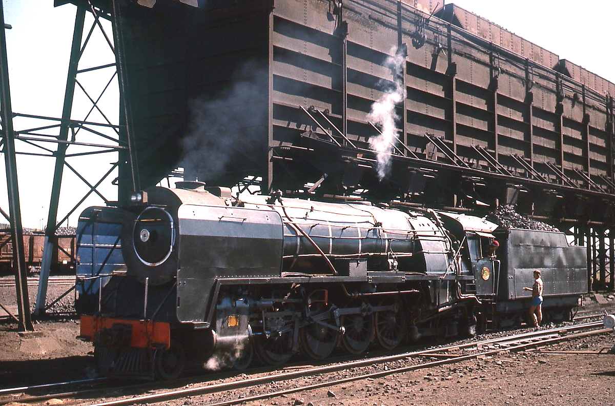 Eine 15 F aus Bloemfontain steht im November 1976 unter der Bekohlungsanlage in De Aar