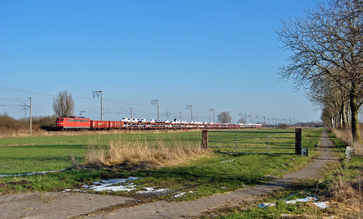 Eine 151 fuhr am 06.02.2015 mit einem Güterzug von Osnabrück nach Emden, hier bei Gandersum.