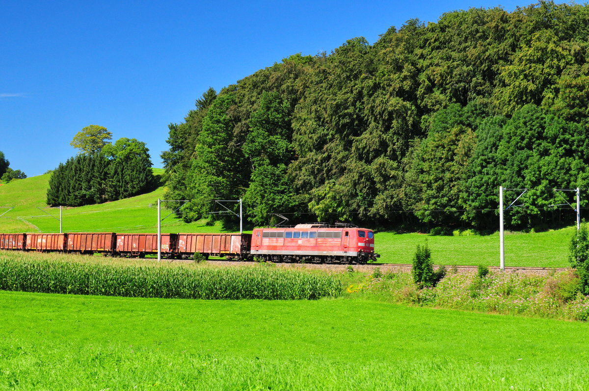Eine 151er der DB mit einem Zug bestehend aus offenen Güterwagen am 23.08.16 bei Haslach vor Traunstein.