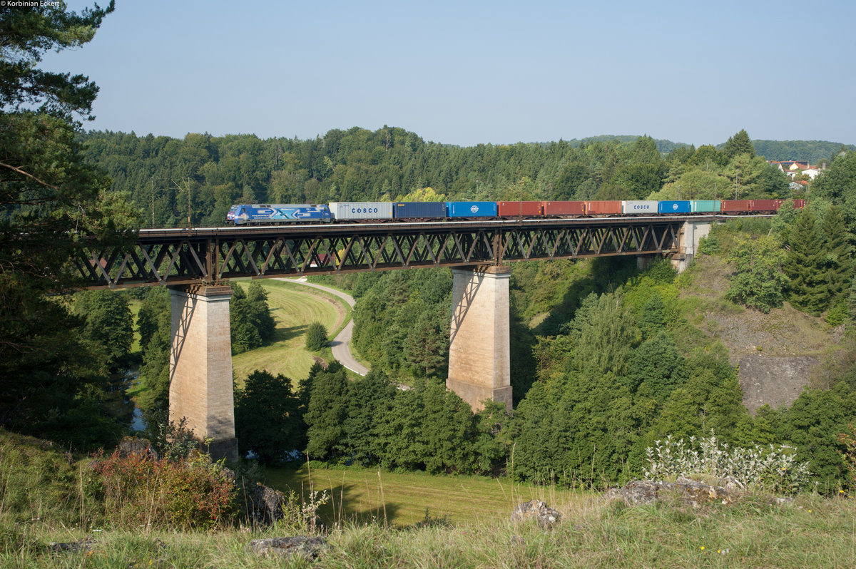 Eine 152  Albatros Express  mit einem Containerzug Richtung Regensburg bei Beratzhausen, 29.08.2017