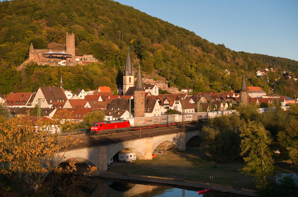 Eine 152 mit einem DB-Schenker KLV-Zug bei Gemünden (Main) Richtung Fulda, 21.09.2019