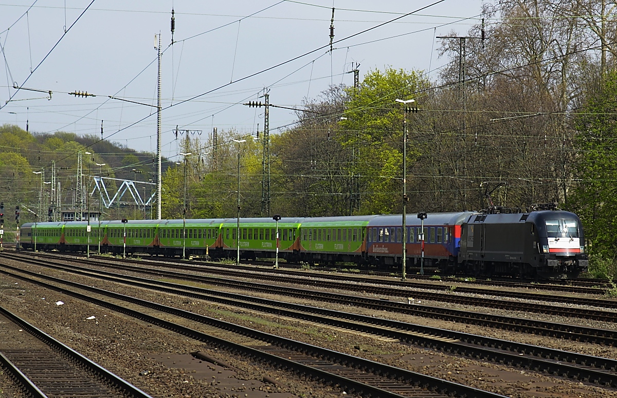 Eine 182 befördert am 06.04.2019 den Flixtrain Hamburg - Köln auf das Abstellgleis in Köln West