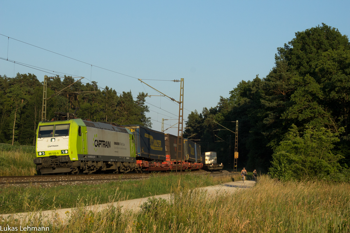 Eine 185 532-9 von Captrain zieht einen KLV-Zug in Mimberg am 02.07.2015