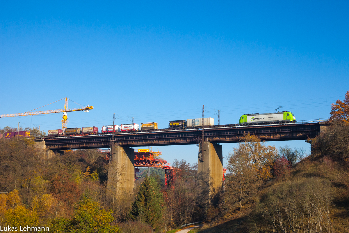 Eine 185 von Captrain fährt jetzt noch auf dem Viadukt in Emskirchen. Das Vidadukt wird bald abgerissen, weil die Brücke baufällig ist hat man sich entschieden man baut eine neue Brücke (siehe Hintergrund) 02.11.2015