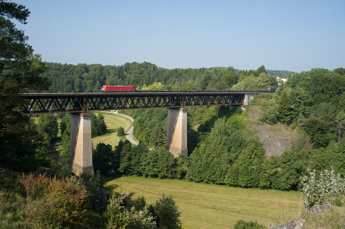 Eine 185 der DB Cargo mit einem gemischten Güterzug bei Beratzhausen Richtung Regensburg, 29.08.2017