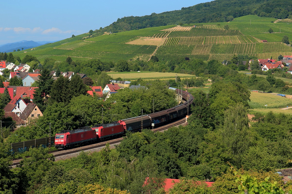Eine 185-Doppeltraktion durchfährt am 15.07.2015 Schallstadt in Richtung Süden