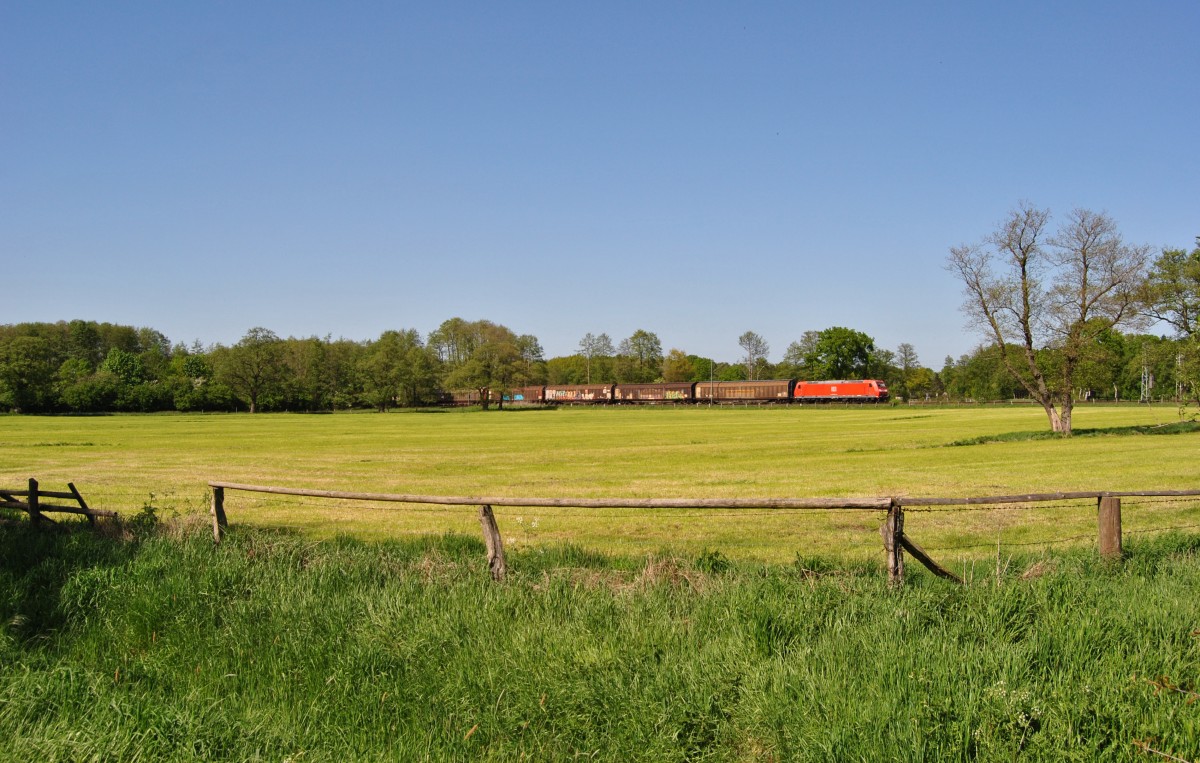 Eine 185 fuhr am 15.05.2015 mit einem Güterzug in Richtung Verden, hier bei Langwedel.