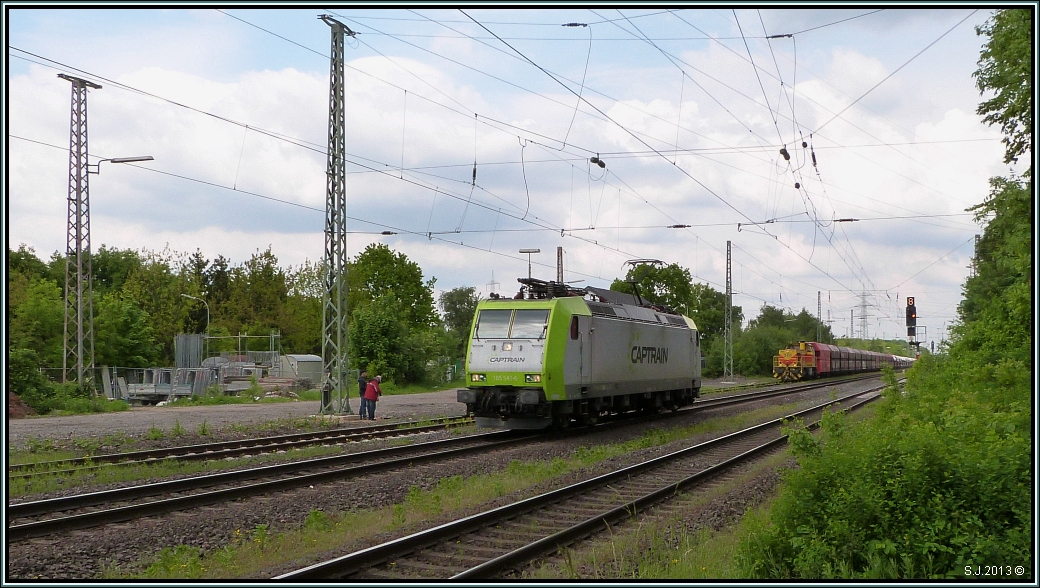 Eine 185 ger Lok von Captrain durchfhrt zgig Lintorf Ratingen.Im Hintergrund wartet eine Mak mit ihren Kalkleerzug auf die Weiterfahrt nach Wlfrath. Aufnahme vom Mai 2013.