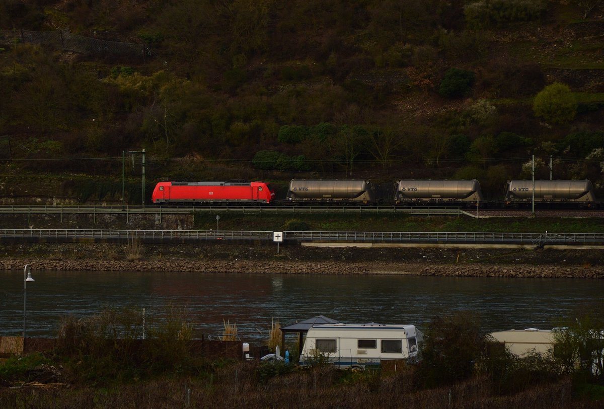 Eine 185 (ich glaube 342-1 erkannt zu haben) ist auf der rechten Rheinseite mit einem Kesselwagenzug gegenüber von Trechtingshausen am Ostermontag unterwegs. 28.3.2016