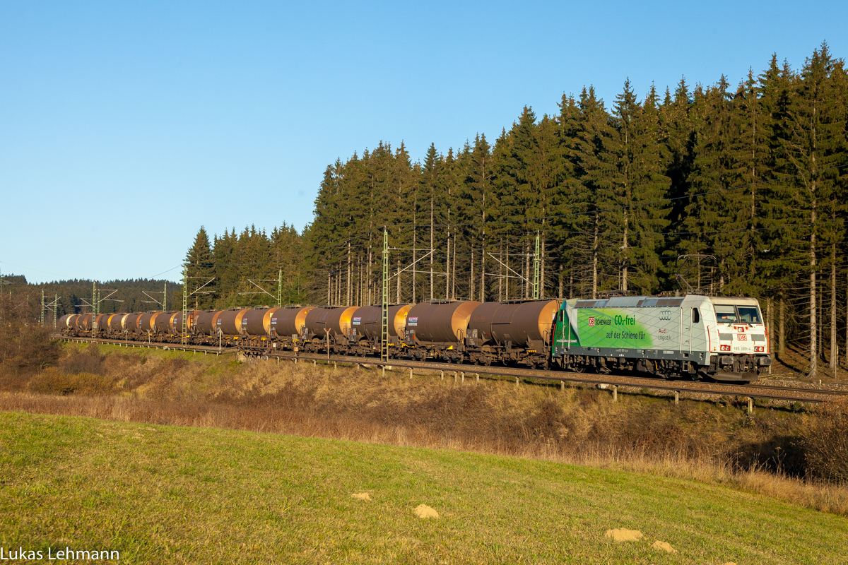 Eine 185 mit der Aufschrift  Co2-frei auf der Schiene.....für Fotografen  würde ich mal Tippen ;D, 02.11.2015 in Steinbach 