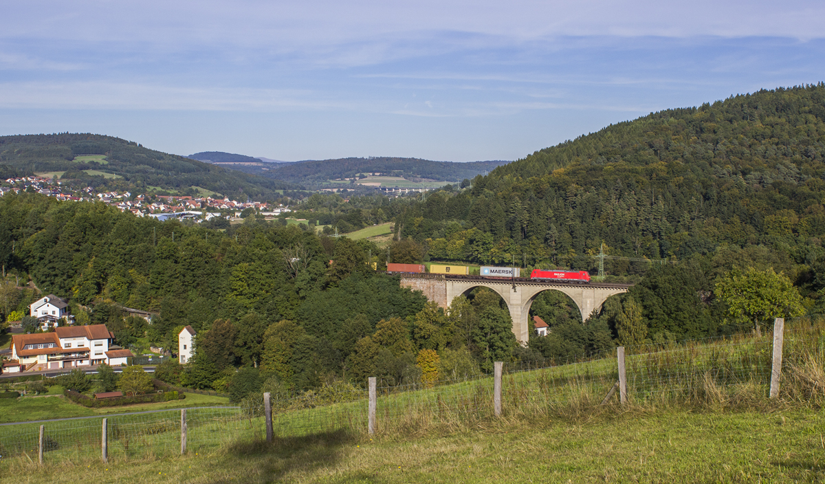 Eine 185 mit einem Containerzug auf dem Jossaer Viadukt, Fahrtrichtung Sden (03.10.2013)