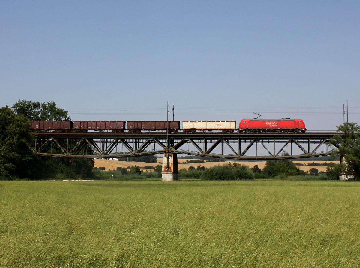 Eine 185 mit einem Gterzug am 03.08.2013 unterwegs bei Felsheim.