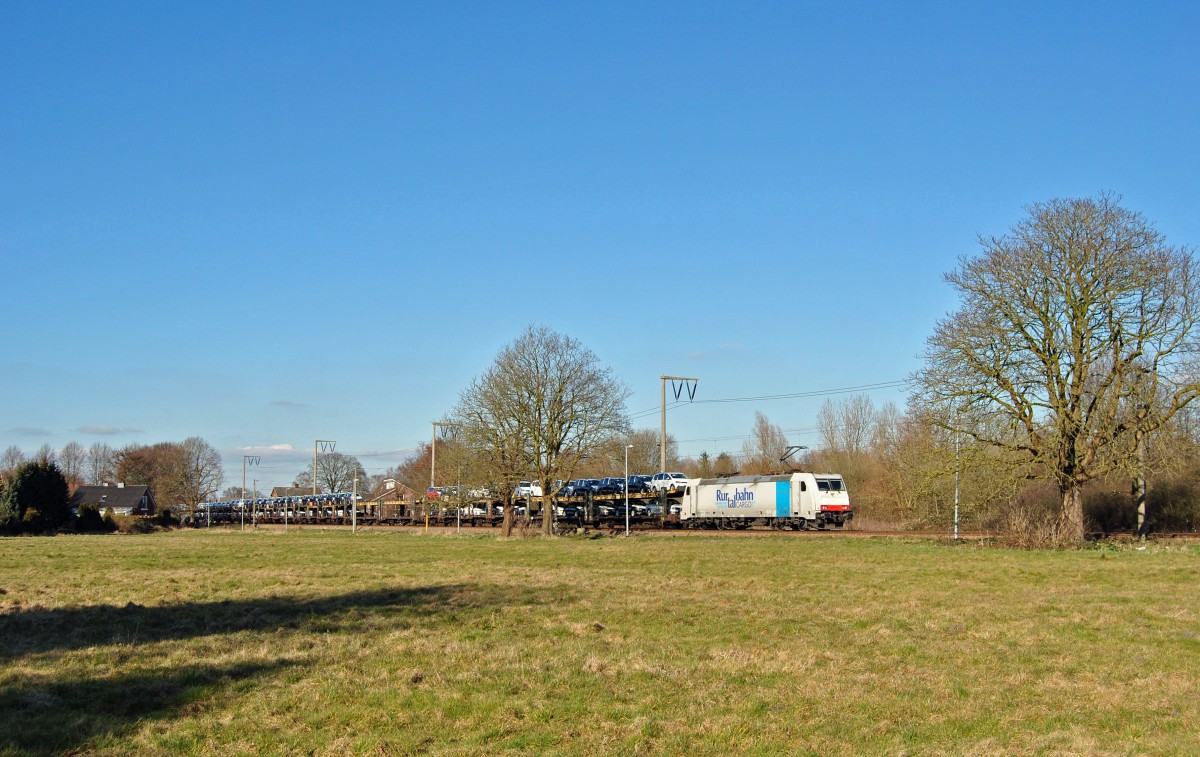 Eine 185 der Rurtalbahn fuhr am 12.03.2015 mit einem Autozug von Emden nach Bremen, hier in Leer.