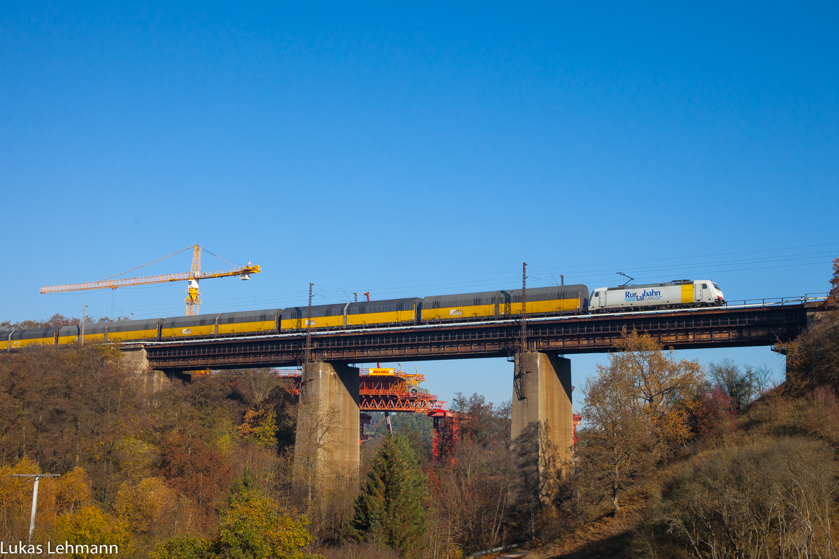 Eine 185 der Rurtalbahn überquert das Viadukt in Emskirchen, 03.11.2015
