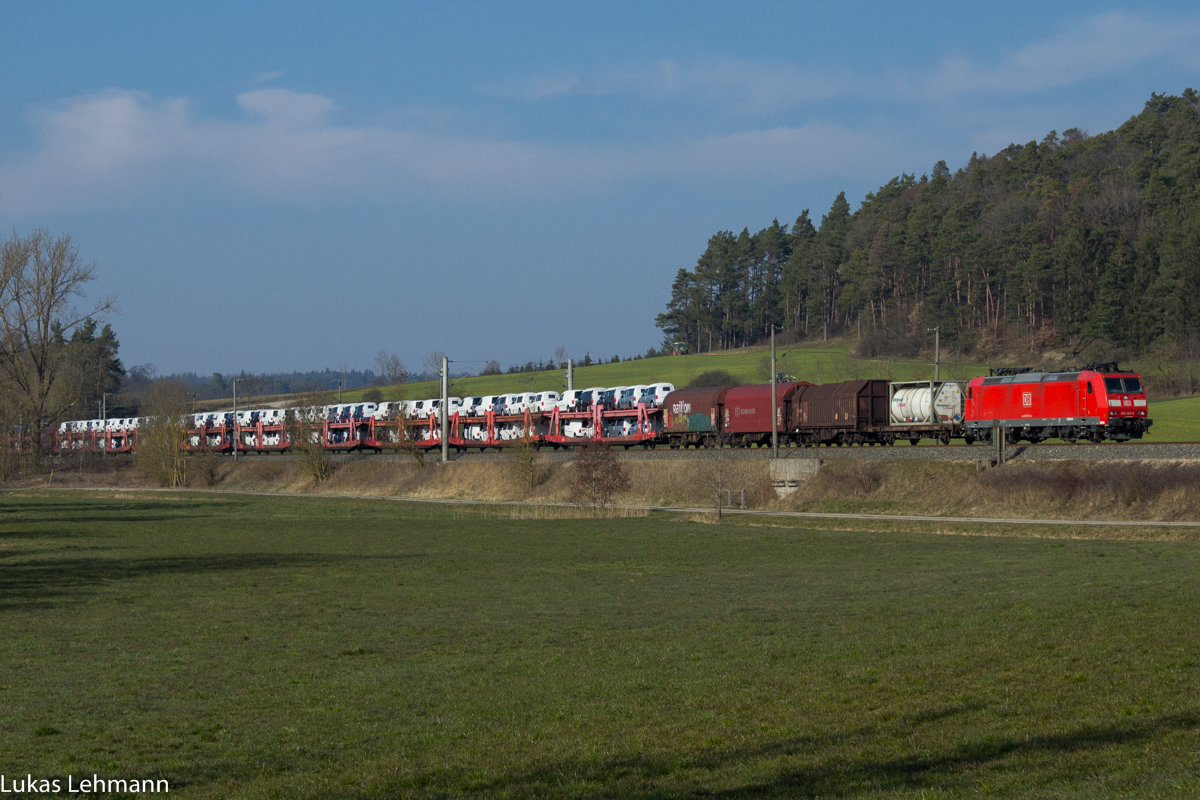 Eine 185 zieht einen gemischten Güterzug in Oberheßbach, 18.03.2016