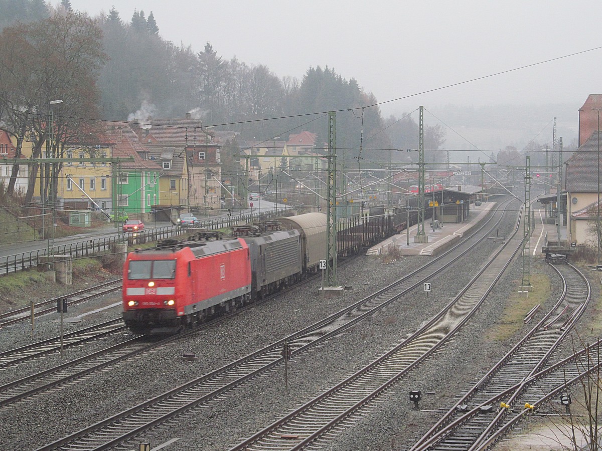 Eine 185.1 von DB Schenker zieht am 04. Dezember 2013 die ES 64 F4-452 (189 452) von MRCE und einen gemischten Güterzug durch Kronach in Richtung Lichtenfels.