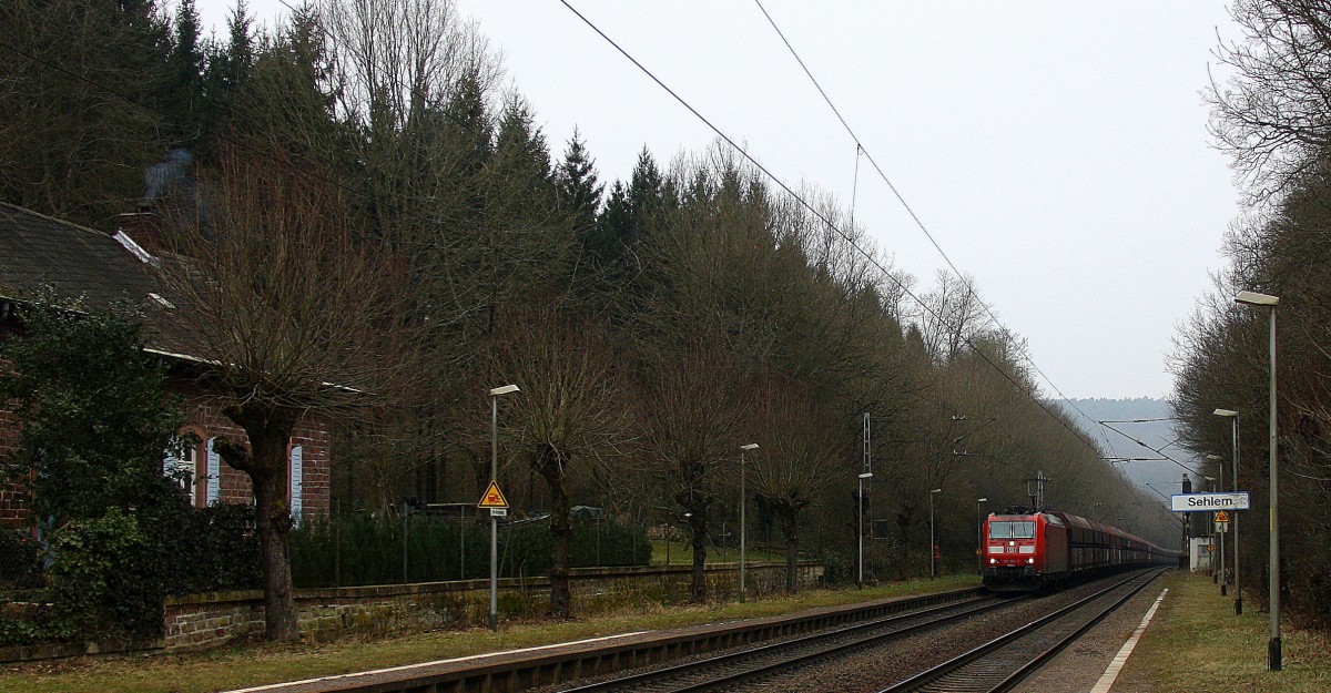 Eine 185er DB kommt durch Sehlem mit einem langen Kohlenzug aus dem Ruhrgebiet nach  Dillingen(an der Saar) und fährt in Richtung Trier-Ehrang.
Bei Nebelwolken am Kalten Mittag  vom 16.2.2015.