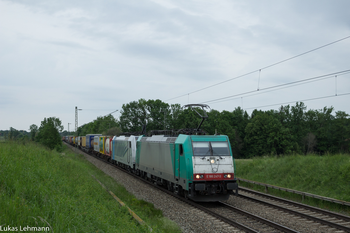 Eine 186 247-3 (vorne) und eine unbekannte (hinten) in Hilperting am 31.05.2015 