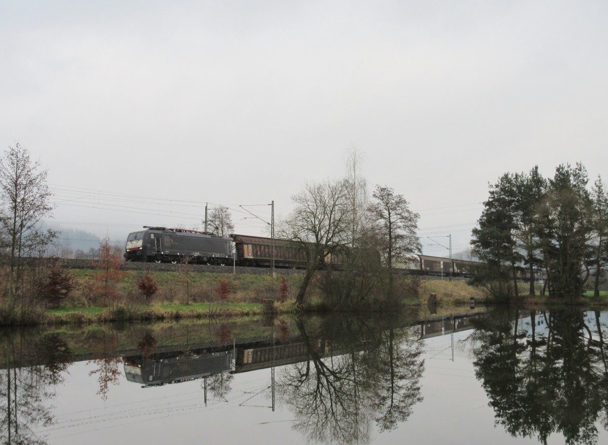 Eine 189er von MRCE zieht am 06.Dezember 2014 den DGS 48804 von Pordenone nach Rostock bei Halach(b. Kronach) in Richtung Saalfeld.