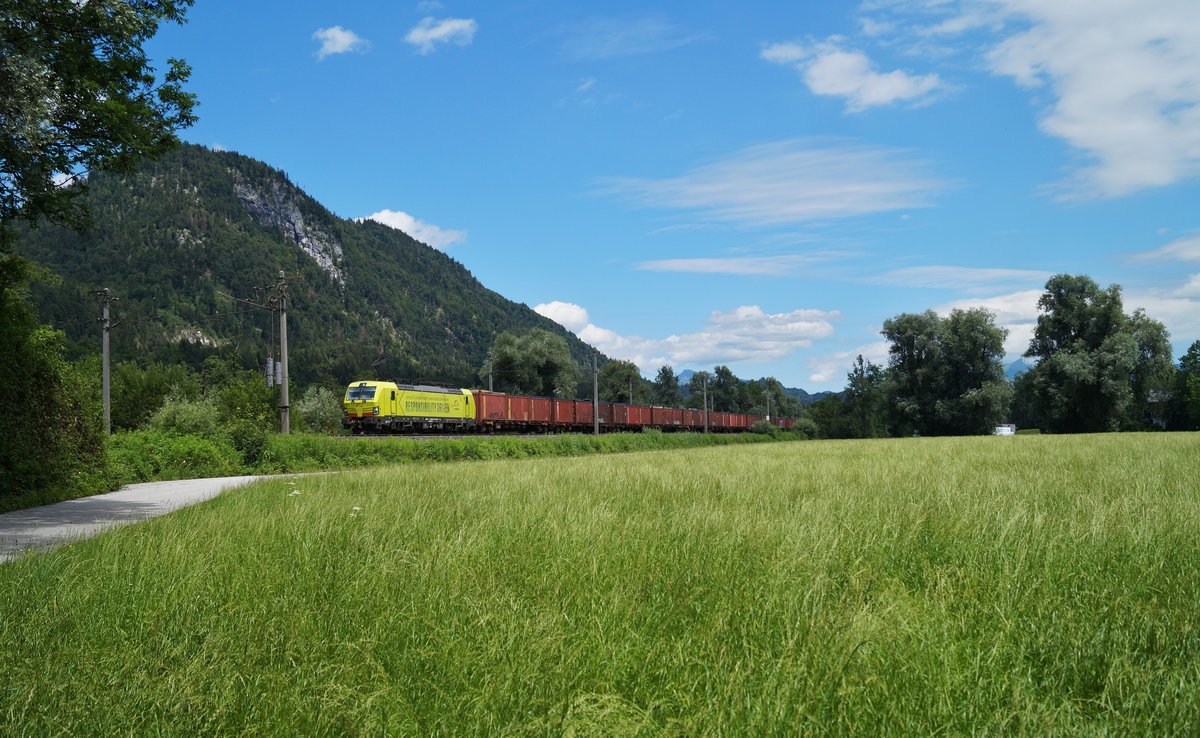 Eine 193 von TXL mit der Aufschrift  Responsibility driven by TXLogistik  beförderte am 30.06.2020 einen Güterzug bei Schaftenau Richtung Italien. Relativ selten trifft man hier einen TXL-Vectron alleine an, wodurch die Aufnahme einen gewissen Seltenheitswert besitzt.