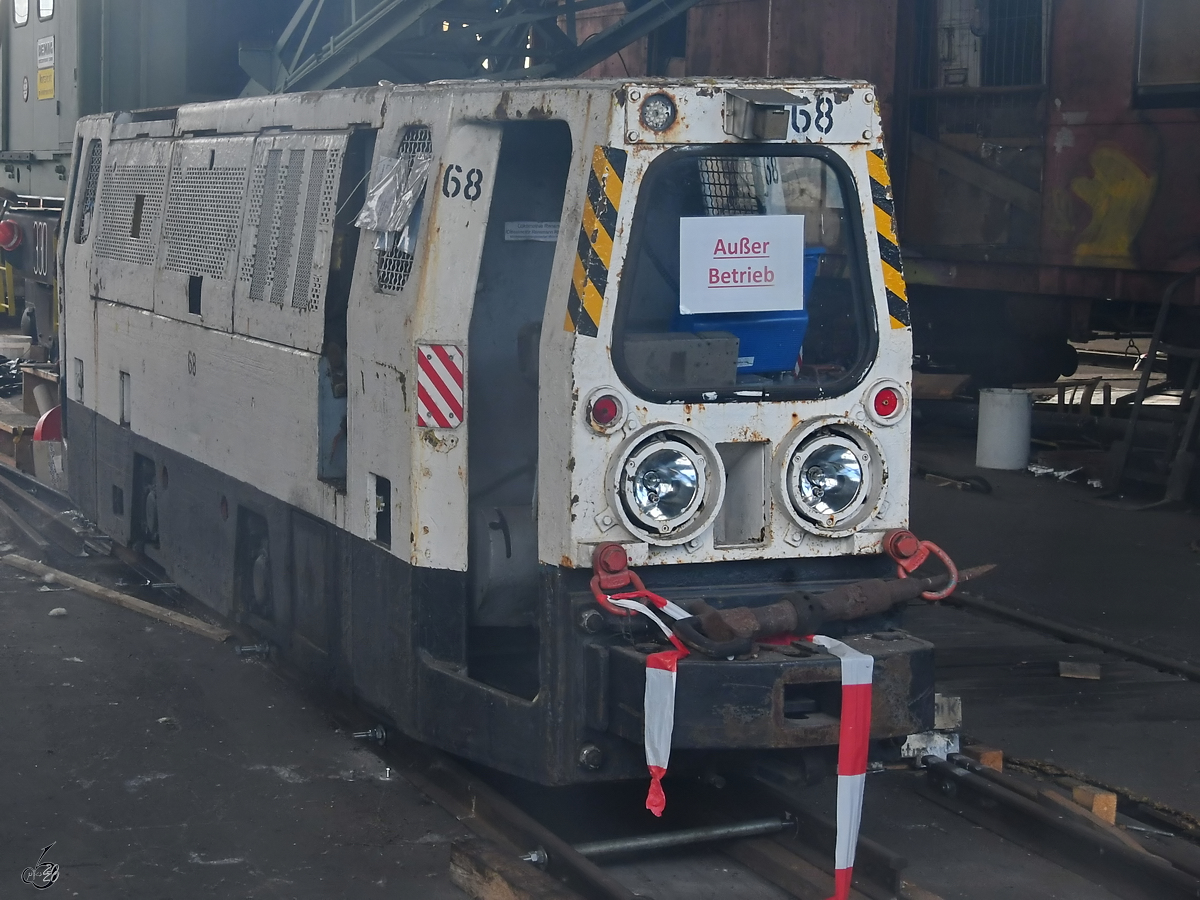 Eine 1985 bei Bedia gebaute Grubenlokomotive Typ DB105/17B konnte Anfang September 2019 durch eine Scheibe des ehemaligen Bahnbetriebswerks in Gelsenkirchen-Bismarck entdeckt werden.