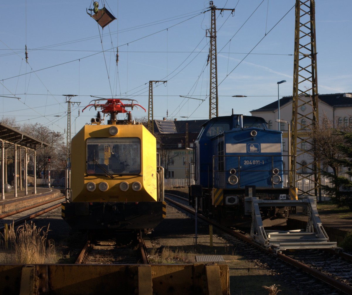 Eine  204 der Press  sonnt  sich hier im Dezemberlicht in Riesa.Es handelt sich um die Fabriknummer 12835 , 1971 im LEW Henningsdorf gebaut.
Als 202 326 - 5  war sie bis zur Modernisierung unterwegs.  Am 04.11.2011 modernisiert in Stendal und umgenummert zur 204 081 - 1