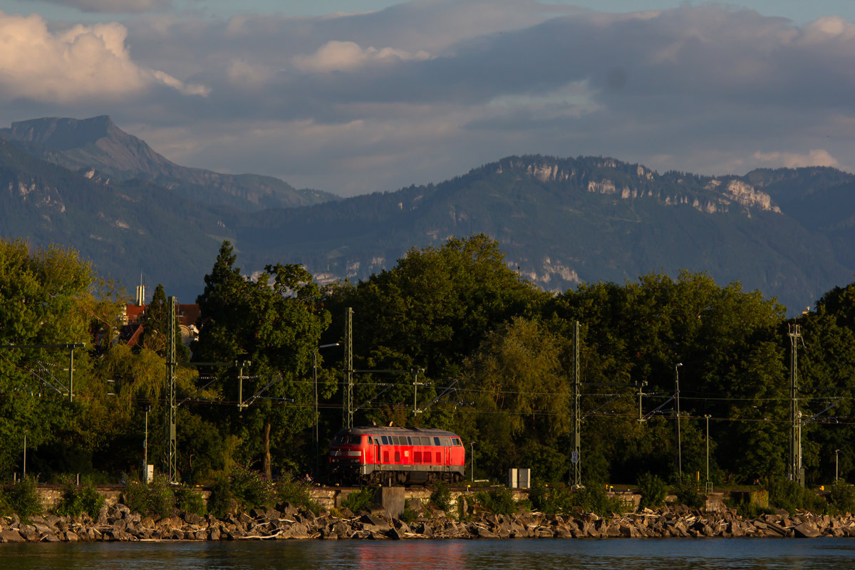 Eine 218 bei der Rangierfahrt auf dem Bahndamm Lindau. 18.7.20