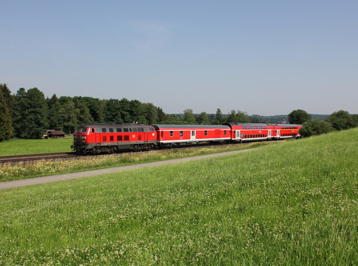 Eine 218 mit einem IRE nach Ulm am 04.07.2015 unterwegs bei Hochdorf.