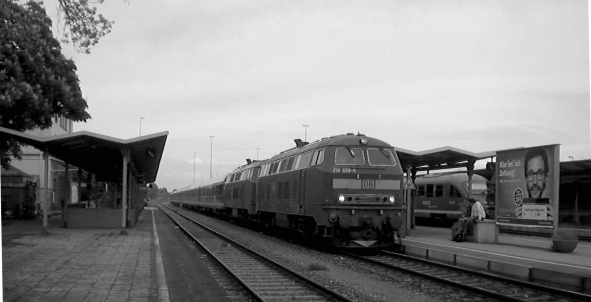 Eine 218er in Kauferring (Schwarz-Weiß),23.05.2013