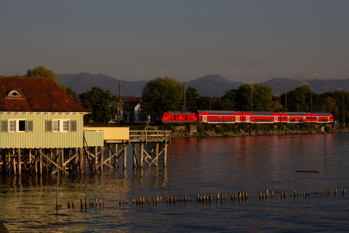 Eine 245 mit Dostos auf dem Bahndamm Linau. 20.7.20