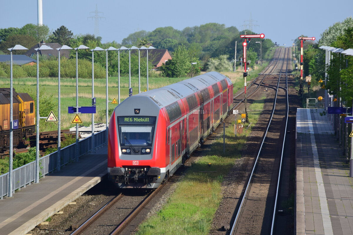 Eine 245er schiebt ihre Dosto Garnitur als RE6 in den Bahnhof Klanxbüll.

Klanxbüll 03.06.2021