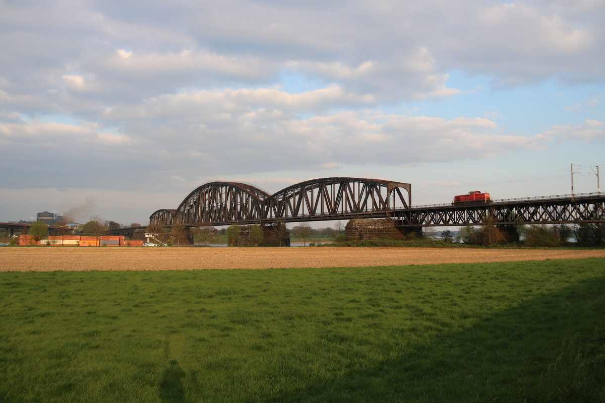 Eine 294 im letzten Abendlicht unterwegs von Oberhausen-West nach Moers, beim Überqueren des Rheins auf der Haus-Knipp Brücke in Duisburg