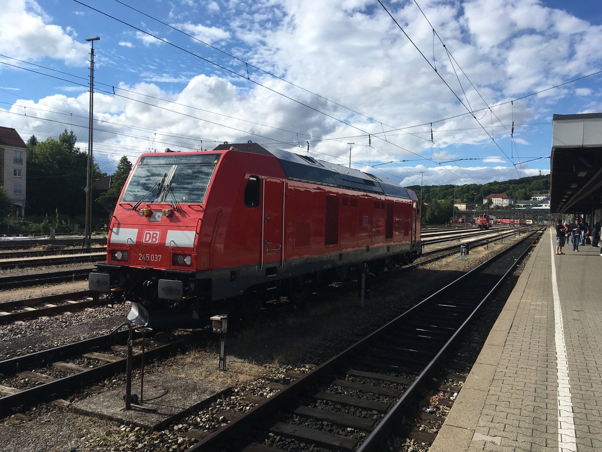 Eine der 3 neuen Dieselloks in Ulm ist die 245 037, die sich im Juli 2017 kurz auf den Abstellgleisen in Ulm Hbf zeigte.