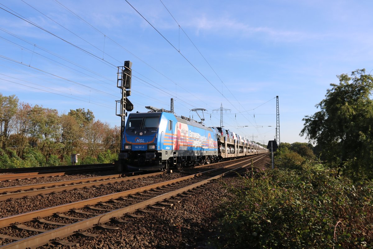 Eine von 3 neuen Loks der Baureihe 186 von HSL, wie gewohnt in einem auffälligen Fahrbkleid. 186 381 beförderte am 11.9.18 einen Autozug aus Rheinhausen nach Falkenburg