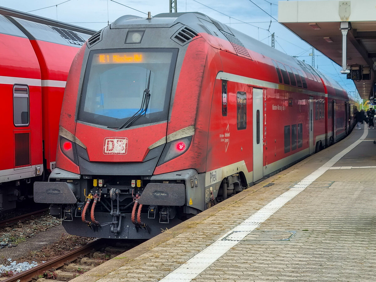 Eine Škoda Wendezug-Garnitur steht mit dem RE 1  München-Nürnberg-Express  abfahrbereit in Nürnberg Hbf, 30.10.2023.
