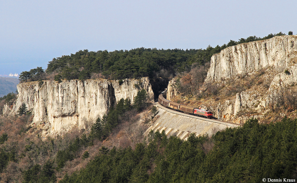 Eine 363 mit Güterzug am 14.03.2015 bei Crnotice.