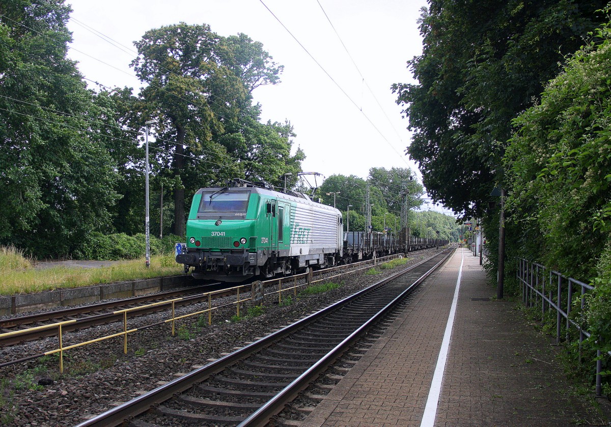 Eine 37041 von SNCF  kommt als Umleiter aus Richtung Aachen-West mit einem langen Stahlleerzug aus Belgien nach Neuss(D) und fährt durch Kohlscheid und fährt in Richtung Herzogenrath,Neuss. 
Bei Sonne und Regenwolken am Nachmittag vom 9.7.2015.