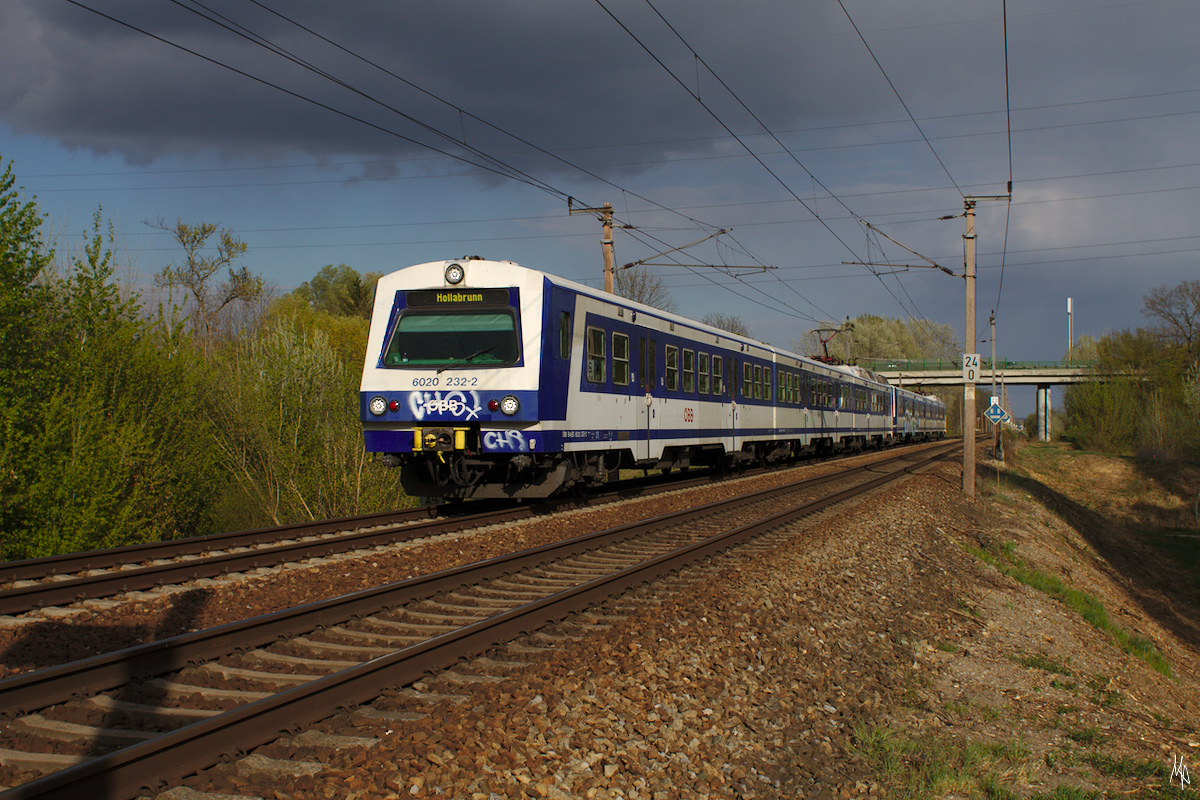 Eine 4020er Doppelgarnitur kurz vor Stockerau, an der Spitze der Steuerwagen 6020.232. (14.04.2020)